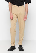 Beige Baumwollhose mit geradem Beinansatz, ausgestattet mit einem vorderen Knopf- und Reißverschluss, seitlichen Taschen und einer glatten Textur.