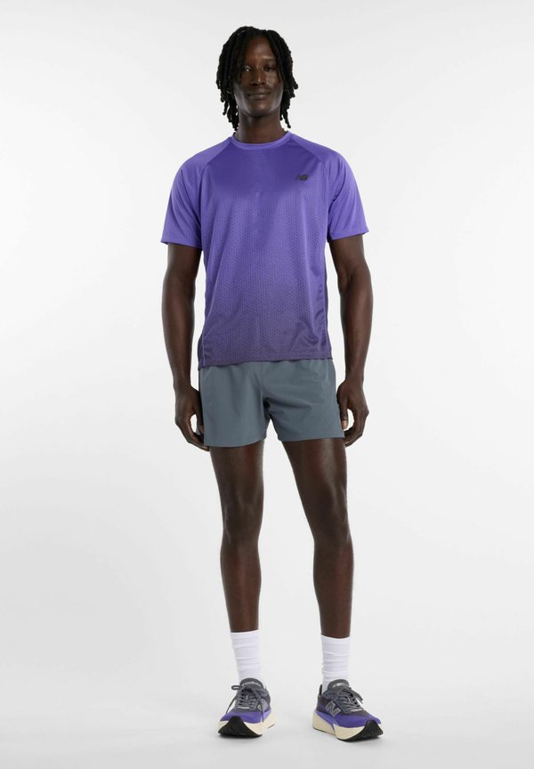 New Balance VIZ-TECH RUN - Print T-shirt - electric purple