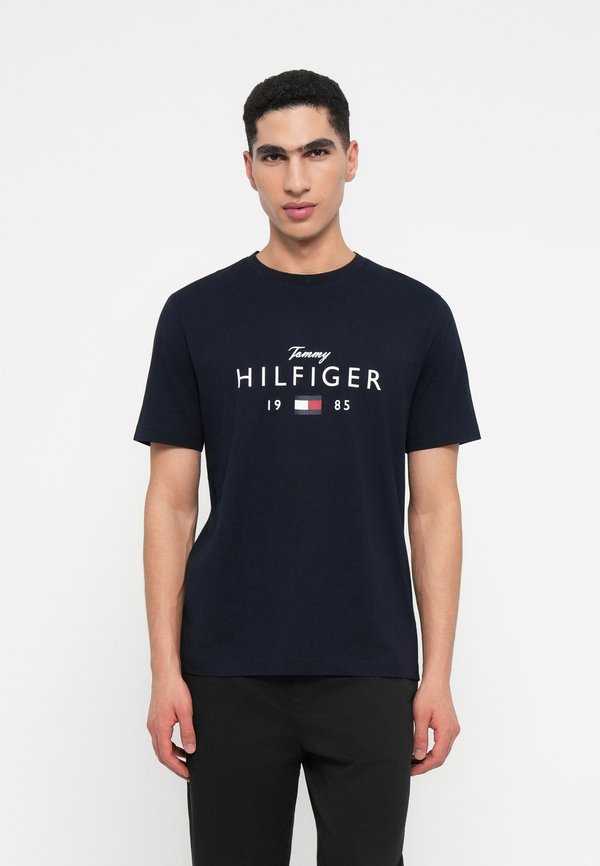 Tommy Hilfiger LOGO GRAPHIC JERSEY CREW NECK T-SHIRT - Print T-shirt - desert sky