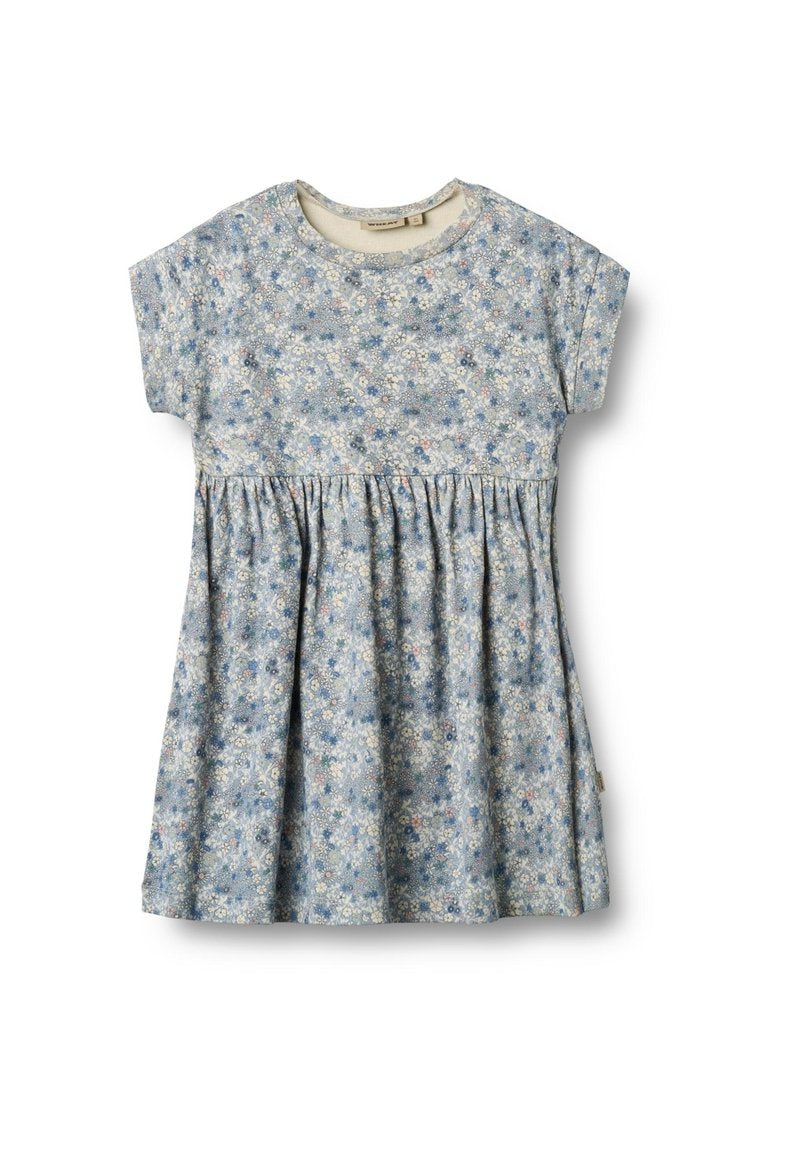 Kurzärmeliges Kleinkindkleid mit geraffter Taille und blauem Blumenmuster auf hellem Stoff, flach auf weißem Hintergrund liegend.