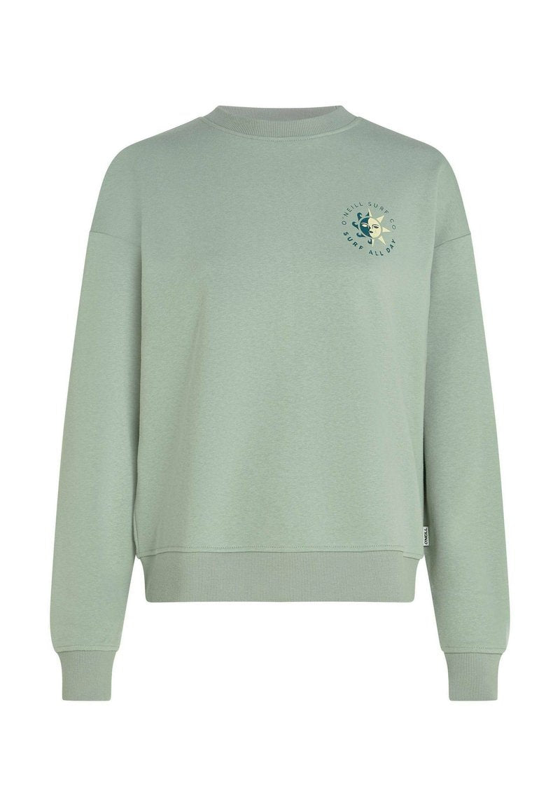 Hellgrüner Pullover mit Rundhalsausschnitt, langen Ärmeln, gerippten Bündchen und Saum. Auf der Brust befindet sich ein rundes Logo mit Text.