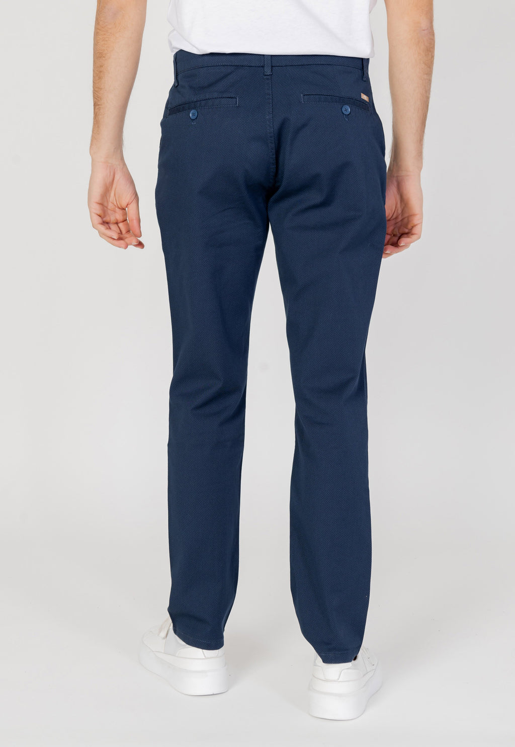 Armani Exchange Chino Media 3