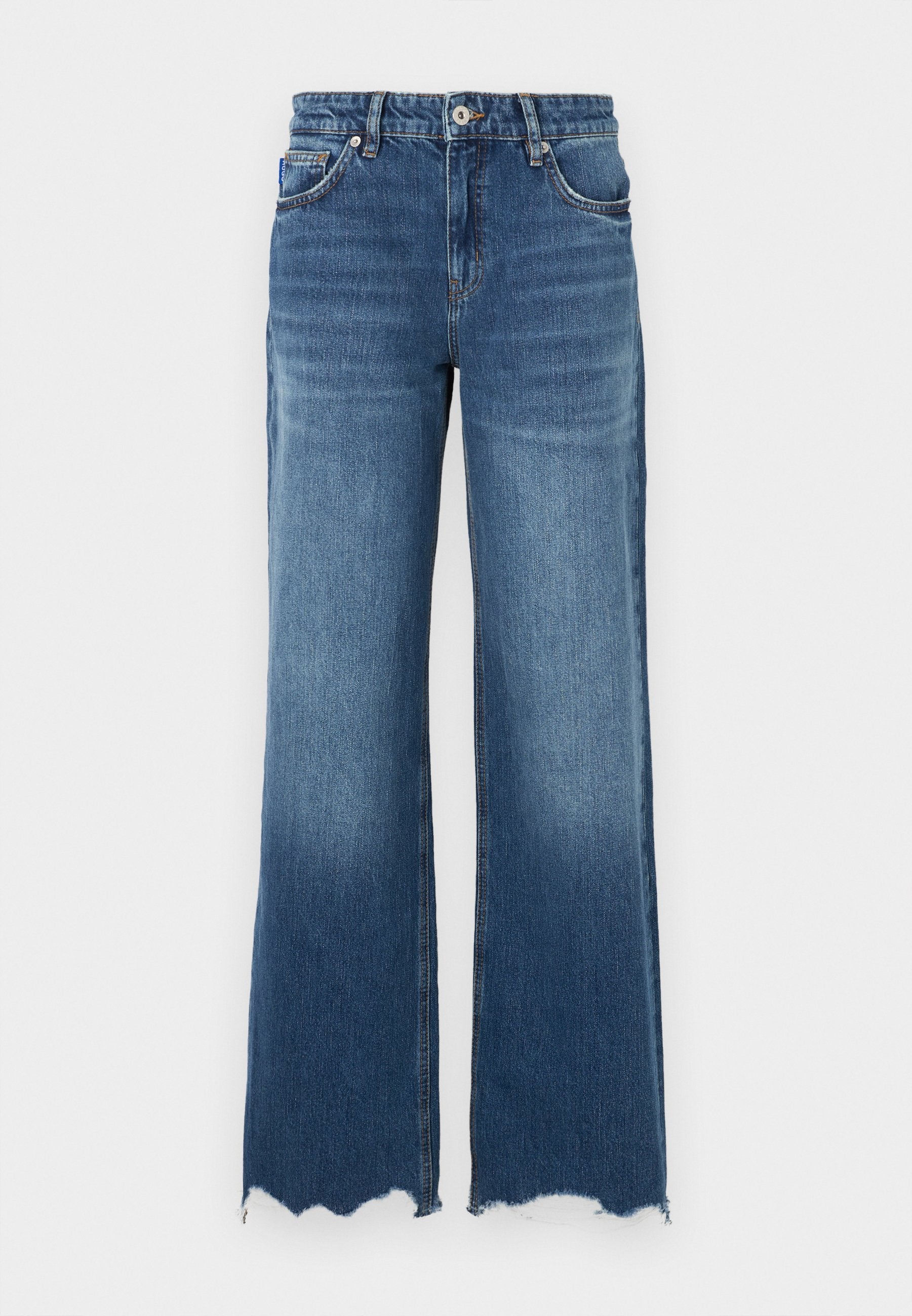 Jeans aus Denim mit ausgestelltem Bein in mittlerem Blauton, mit ausgefranstem Saum, fünf Taschen und vorderer Knopfverschluss.