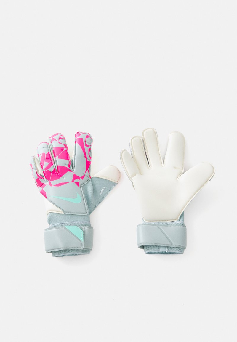 Torwarthandschuhe mit einem strukturierten Muster in Pink und Grau, einer weißen Handfläche und einem unterstützenden Handgelenkband in Hellblau.