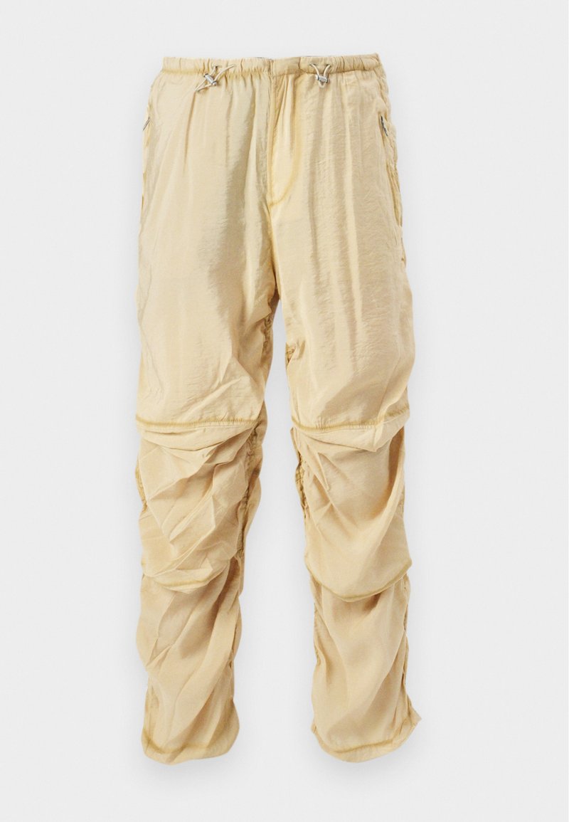 Helle beige Nylon-Cargohosen mit verstellbaren Drawstrings an der Taille und Reißverschlusstaschen, gestaltet mit gerafften, geschichteten Stoffdetails.