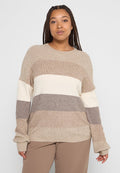 Beiger und cremfarbener gestreifter Pullover aus geripptem Strickstoff. Mit langen Ärmeln und lockerer Passform. Horizontale Streifen in unterschiedlichen Schattierungen.