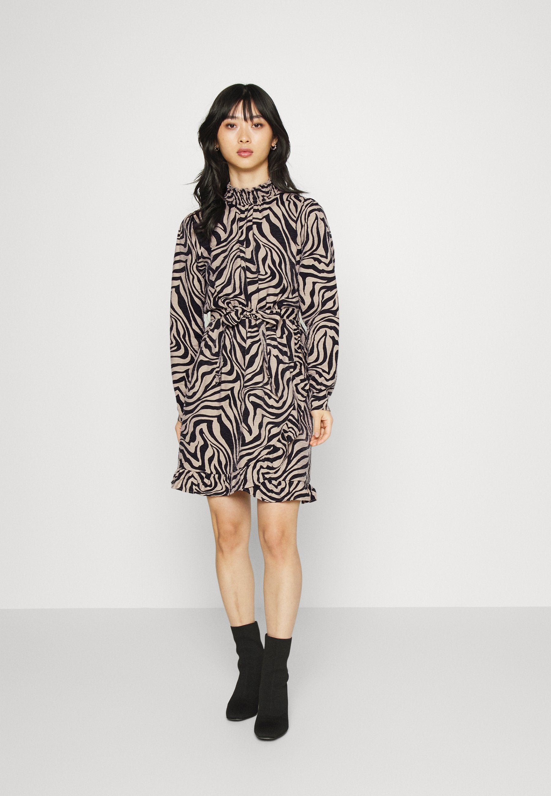ONLVICTORIA WRAP DRESS Media 3