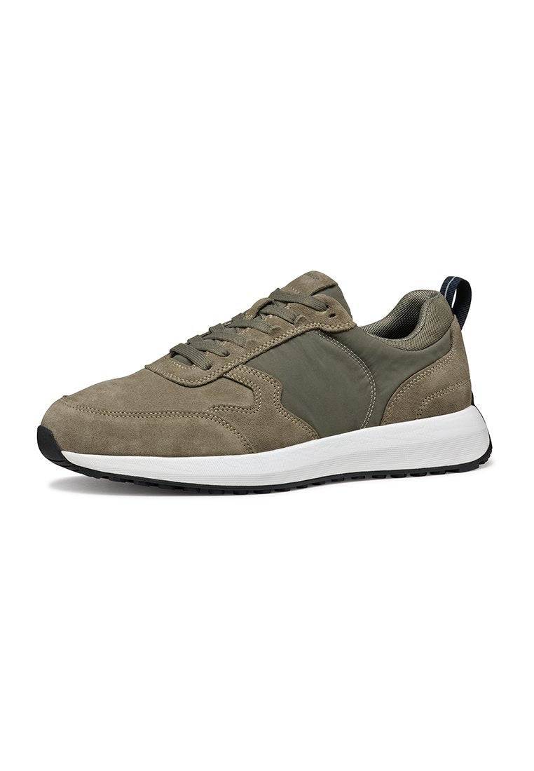 Olivgrüne Sportschuhe aus einer Mischung von Wildleder und Nylon, mit weißer Zwischensohle, Schnürsenkeln und einer schwarzen Gummiaußensohle.