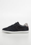 Schwarze Sneaker mit Obermaterial aus Stoff, grauen Akzenten und weißen Nähten. Niedrigschuh-Design mit einer weißen Gummisohle und Schnürung vorne.