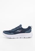Marineblaue Skechers Sport-Sneaker mit weißer Sohle, Schnürdesign, atmungsaktivem Mesh-Obermaterial und einem hellrosa "S"-Logo an der Seite.