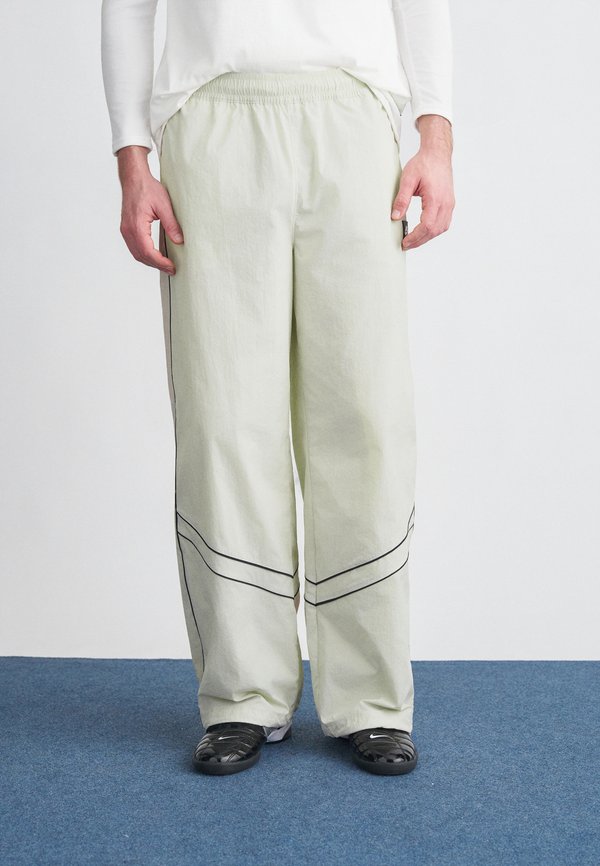 Nike Sportswear PANT - Tracksuit bottoms - light bone