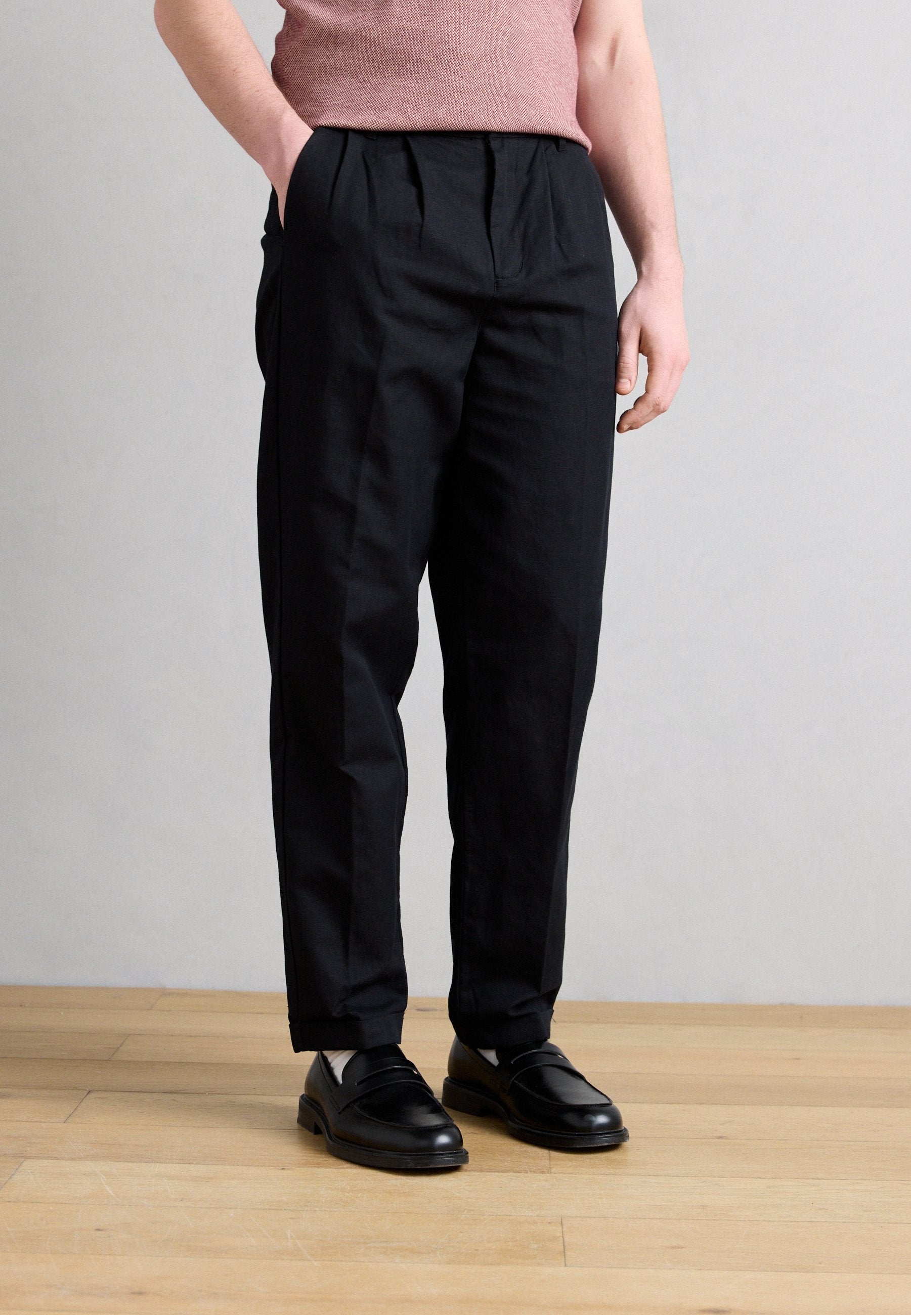 PLEATED PANTS Media 3