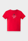 Rotes Baumwoll-T-Shirt mit kurzen Ärmeln, das auf der Vorderseite den Text "tommy girl" sowie einen schwarzen Sternakzent zeigt.
