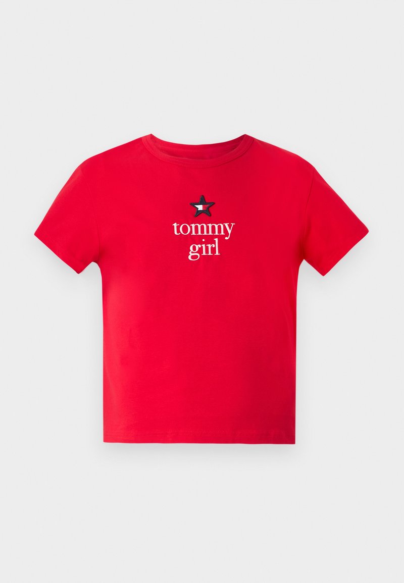 Rotes Baumwoll-T-Shirt mit kurzen Ärmeln, das auf der Vorderseite den Text "tommy girl" sowie einen schwarzen Sternakzent zeigt.