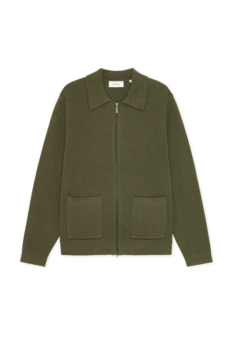 Olivgrüne Strickjacke mit spitzem Kragen, Reißverschluss vorne und zwei aufgesetzten Taschen. Strukturierter Stoff mit lockerem Sitz.