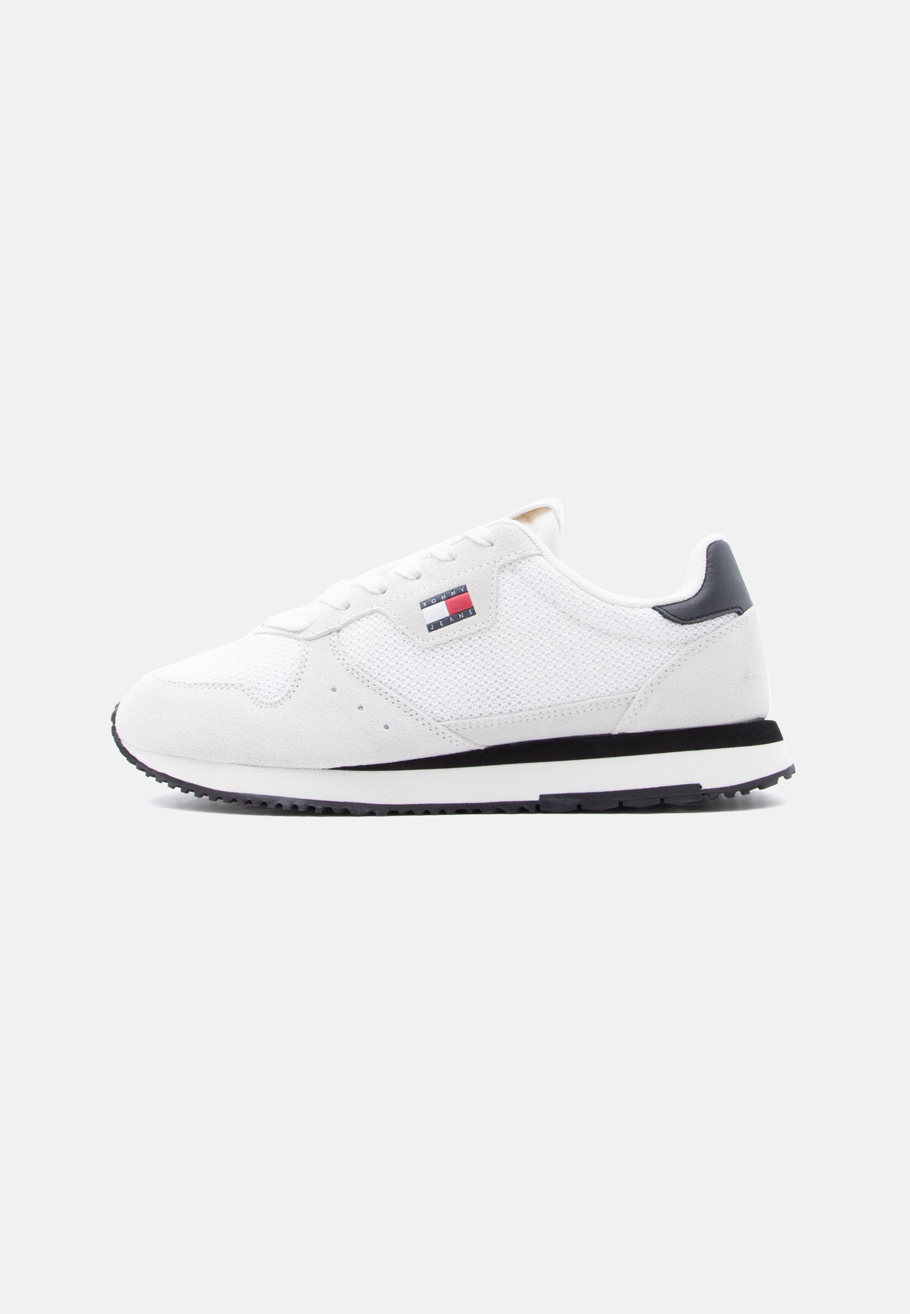Weißer Sneaker in Low-Top-Form mit Mesh- und Wildleder-Einsätzen, schwarzer Fersenlasche, schwarz-weißer Sohle und Tommy Jeans Logo an der Seite.