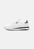 Weißer Sneaker in Low-Top-Form mit Mesh- und Wildleder-Einsätzen, schwarzer Fersenlasche, schwarz-weißer Sohle und Tommy Jeans Logo an der Seite.