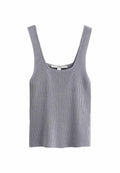 Graues, geripptes Tanktop mit quadratischem Ausschnitt und breiten Trägern, das eine glatte Textur und ein gleichmäßiges Strickmuster aufweist.