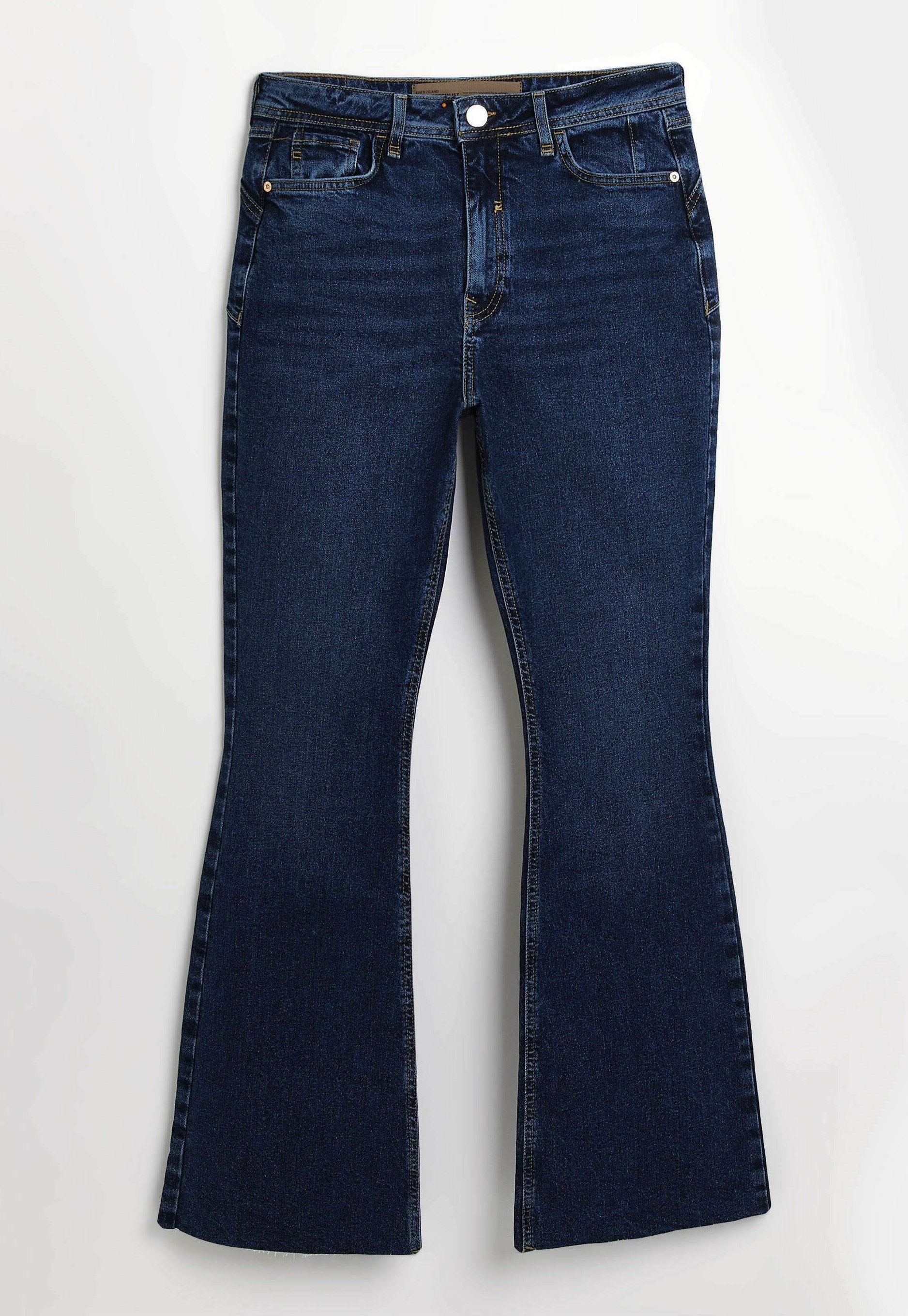 Dunkelblaue, ausgestellte Jeans mit mittelhoher Taille, Fünf-Taschen-Design und dezenten Nähten an Taschen und Säumen.