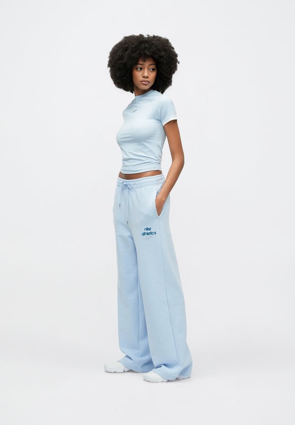 Nike Sportswear FITTED