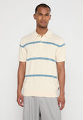 Kurzarmpolo in Creme mit hellblauen horizontalen Streifen, gestrickter Textur, Rautenmuster und klassischem Kragen.