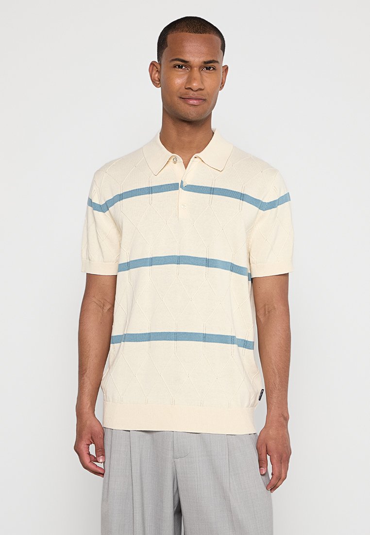 Kurzarmpolo in Creme mit hellblauen horizontalen Streifen, gestrickter Textur, Rautenmuster und klassischem Kragen.
