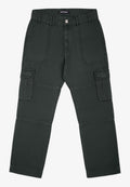 Cargo-Hosen in Dunkelgrün, aus strapazierfähigem Stoff. Sie verfügen über zwei Vordertaschen und zwei Seitentaschen mit Klappen und Druckknopfverschlüssen.
