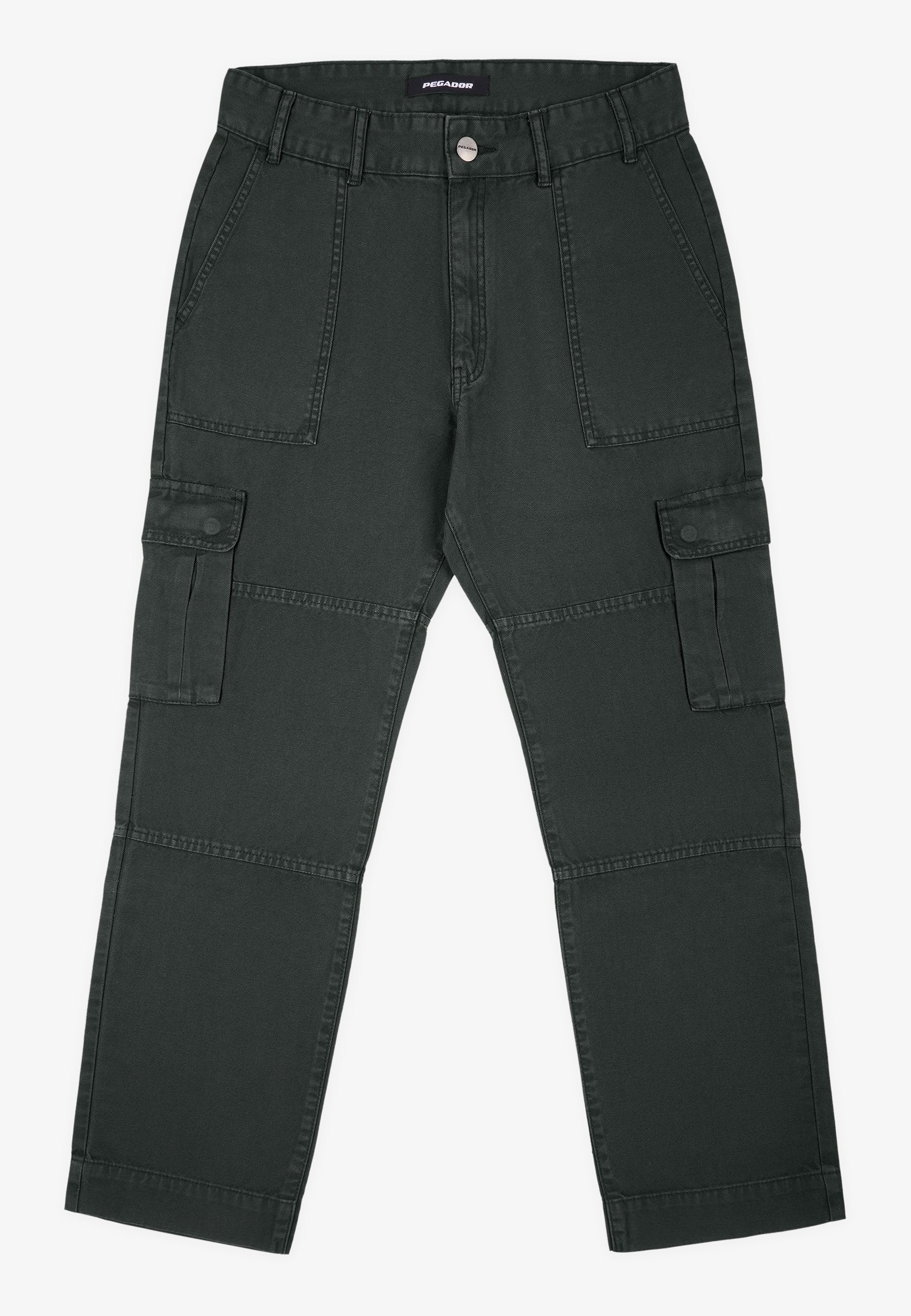 Cargo-Hosen in Dunkelgrün, aus strapazierfähigem Stoff. Sie verfügen über zwei Vordertaschen und zwei Seitentaschen mit Klappen und Druckknopfverschlüssen.