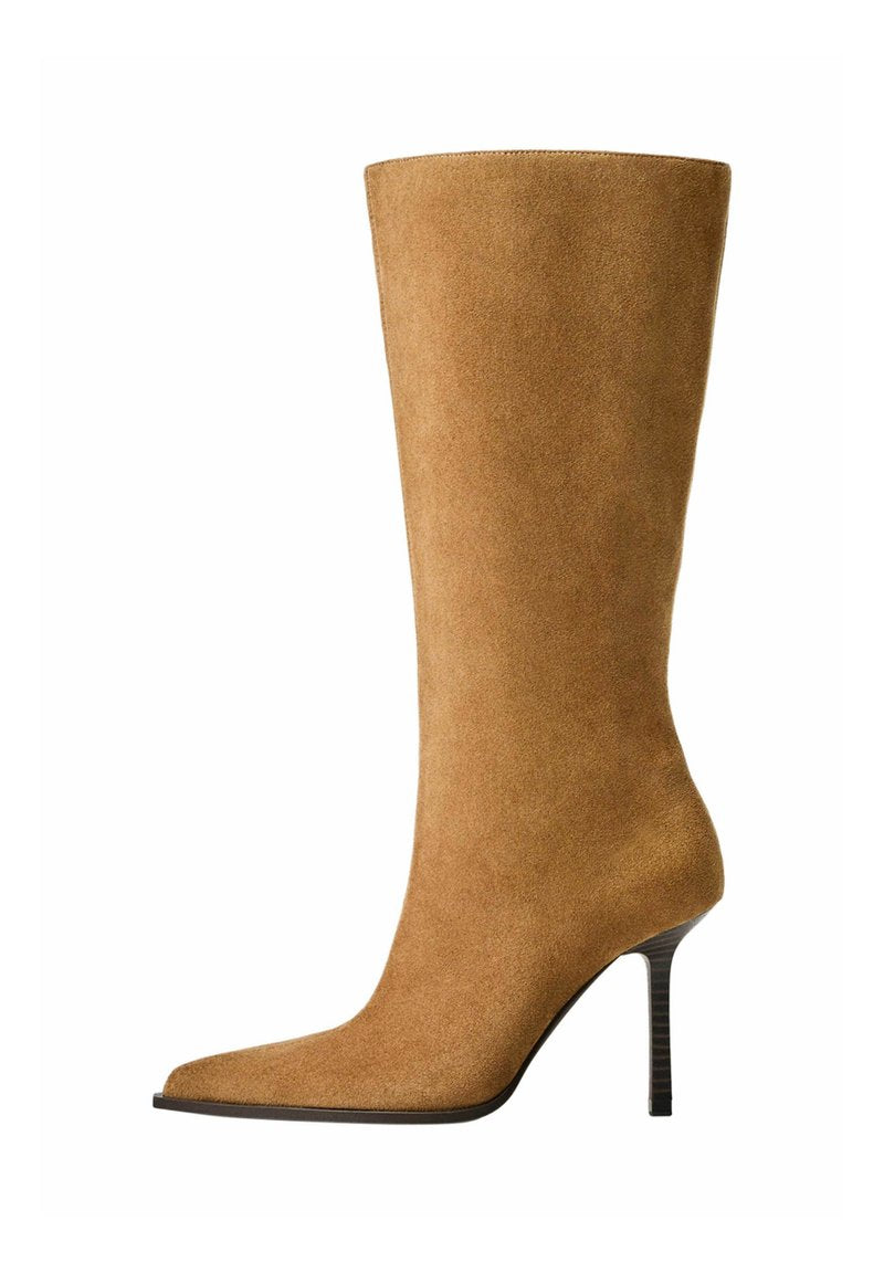Knöchelhohe Wildlederstiefel in camel mit spitzem Zehenbereich und dünnem, hohen Absatz. Glatte Textur und elegante Silhouette mit minimaler Detailgestaltung.