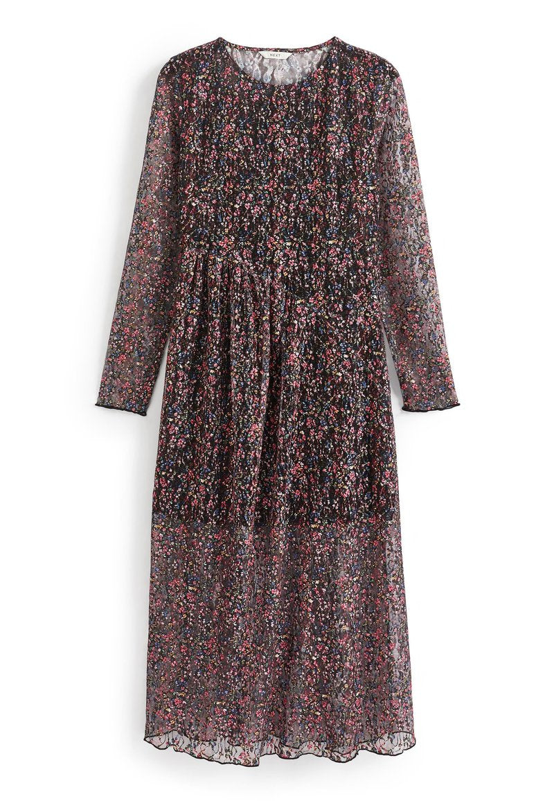 Schwarzes Maxikleid mit Blumenmuster, langen durchsichtigen Ärmeln, geraffter Taille und farbenfrohem Blumenprint in den Farbtönen Pink, Blau und Grün.