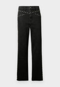 Schwarze Denim-Jeans mit geradem Bein, verziert mit silbernen Nieten entlang der Taille und den Seiten. Der Stoff hat eine glatte Textur und eine klassische Passform.