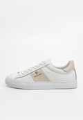 Weiße Leder-Sneaker mit einem braunen Seitenpanel, flachen Schnürsenkeln und einem strukturierten Logo. Abgerundete Zehenpartie und ein minimalistisches Design mit einer Gummisohle.