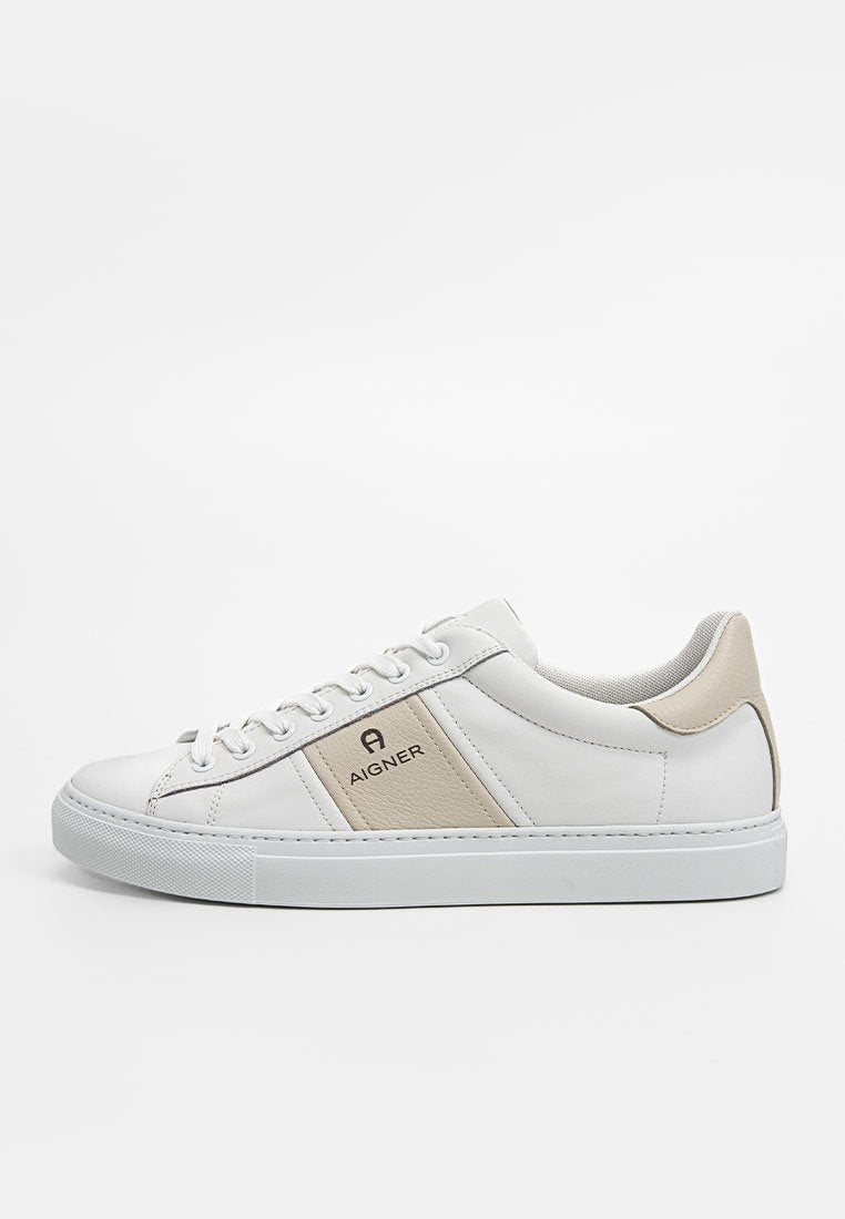 Weiße Leder-Sneaker mit einem braunen Seitenpanel, flachen Schnürsenkeln und einem strukturierten Logo. Abgerundete Zehenpartie und ein minimalistisches Design mit einer Gummisohle.