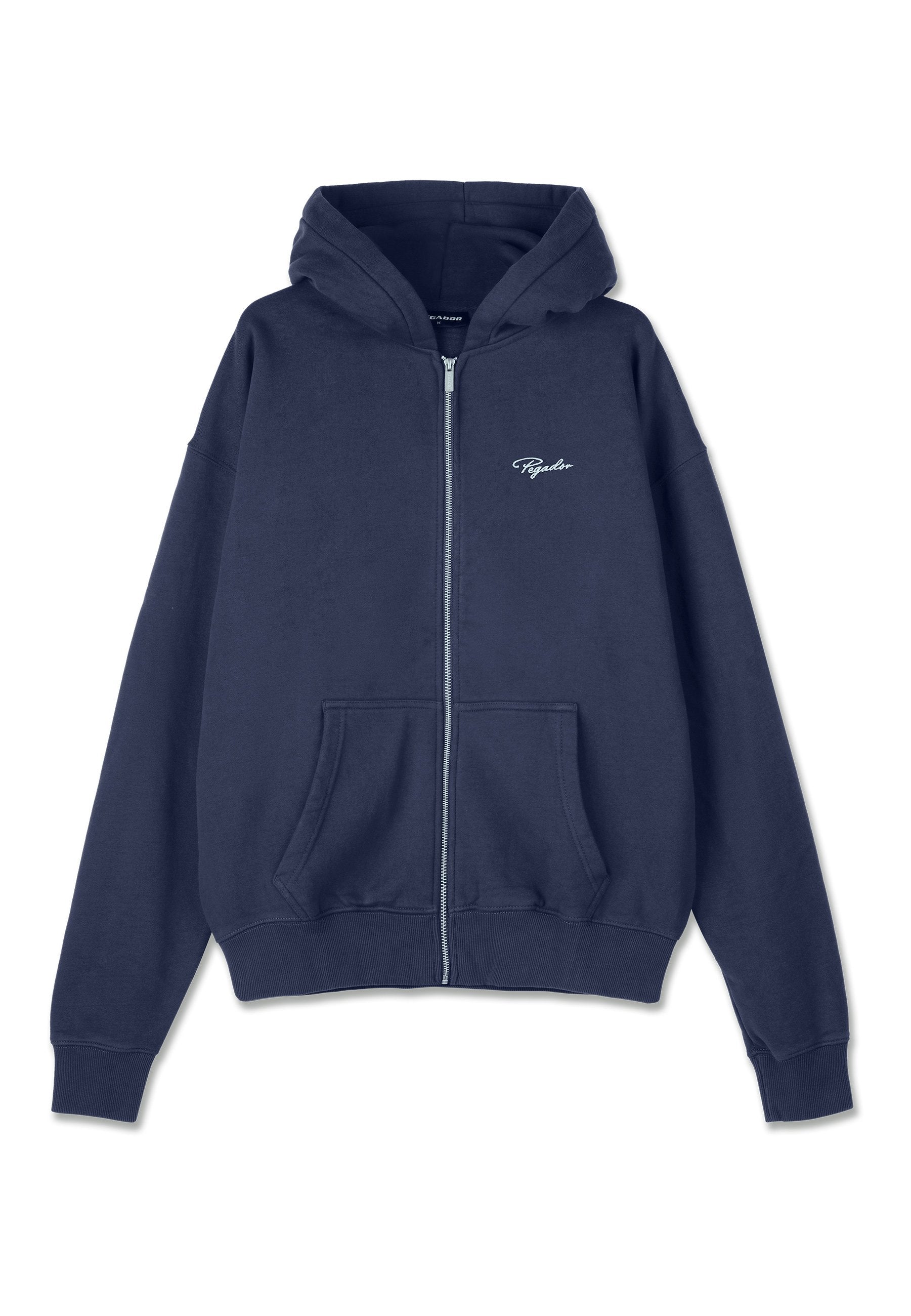 Marineblaues Zip-Hoodie mit Vordertaschen, gerippten Bündchen und Saum sowie kleinem weißen "Pegador"-Logo auf der Brust.
