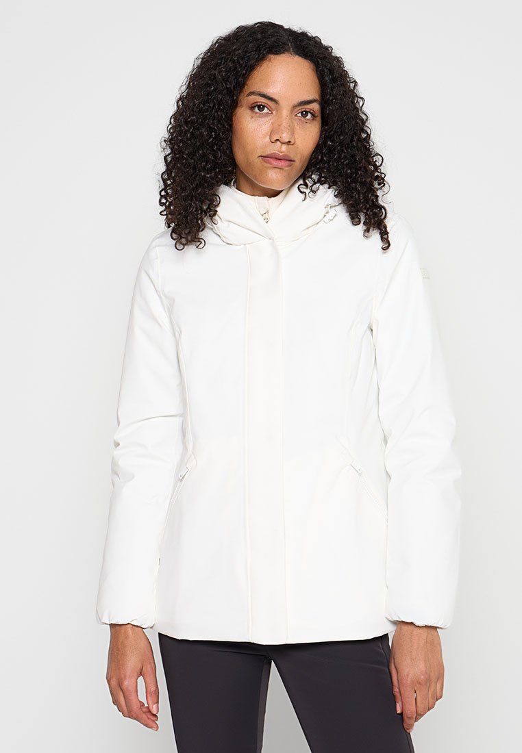 Weiße gesteppte Jacke mit hohem Kragen, Reißverschluss, Seitentaschen und glattem, strukturiertem Stoff. Für Wärme und Komfort entwickelt.