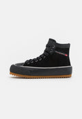 Schwarze High-Top-Sneaker mit einem Obermaterial aus Wildleder und einem Gummikappen, die eine strukturierten schwarzen Oberfläche und eine kontrastierende Gummisohle aufweisen.
