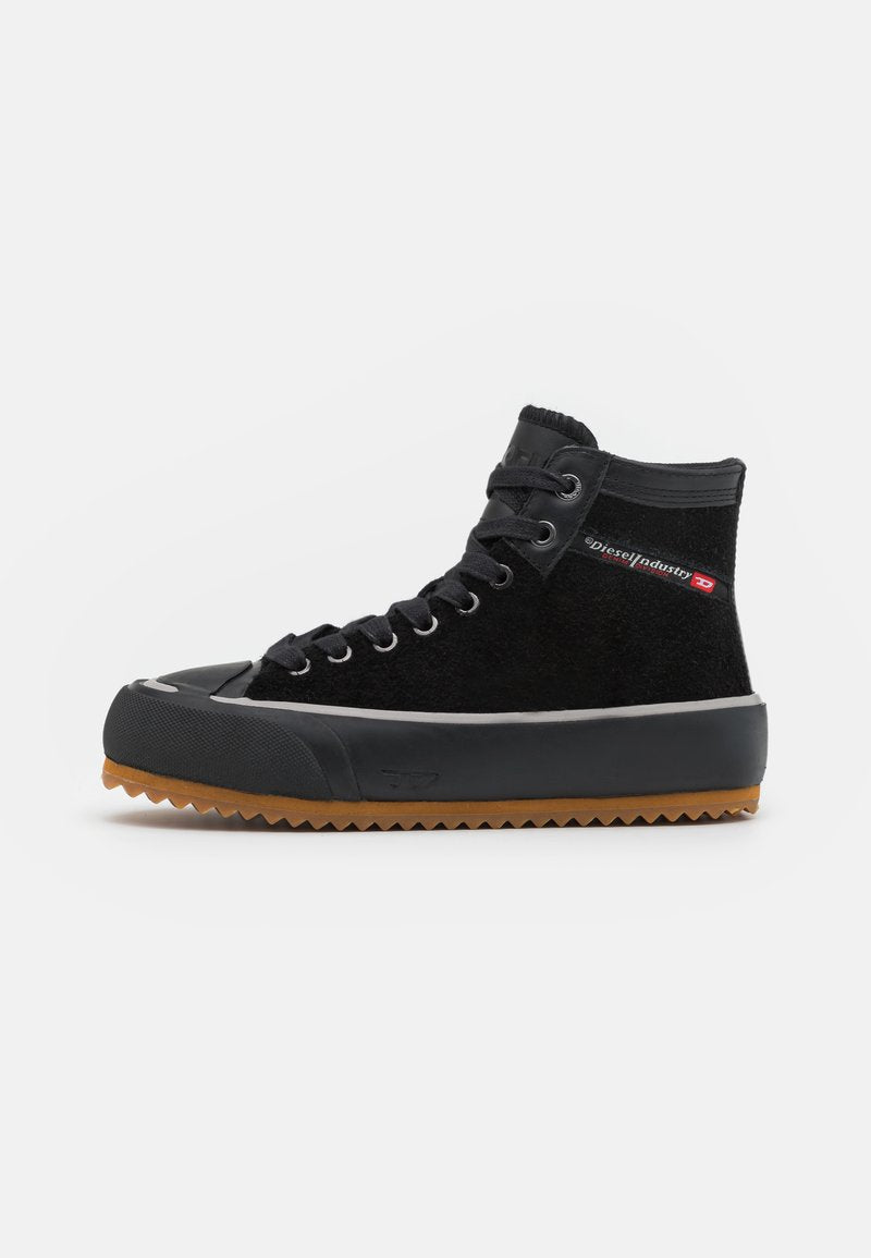 Schwarze High-Top-Sneaker mit einem Obermaterial aus Wildleder und einem Gummikappen, die eine strukturierten schwarzen Oberfläche und eine kontrastierende Gummisohle aufweisen.