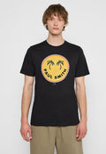 Schwarzes Baumwoll-T-Shirt mit einem runden Grafikdesign auf gelbem Hintergrund, Palmen und dem Schriftzug "PAUL SMITH" in Schwarz. Kurze Ärmel, Rundhalsausschnitt.