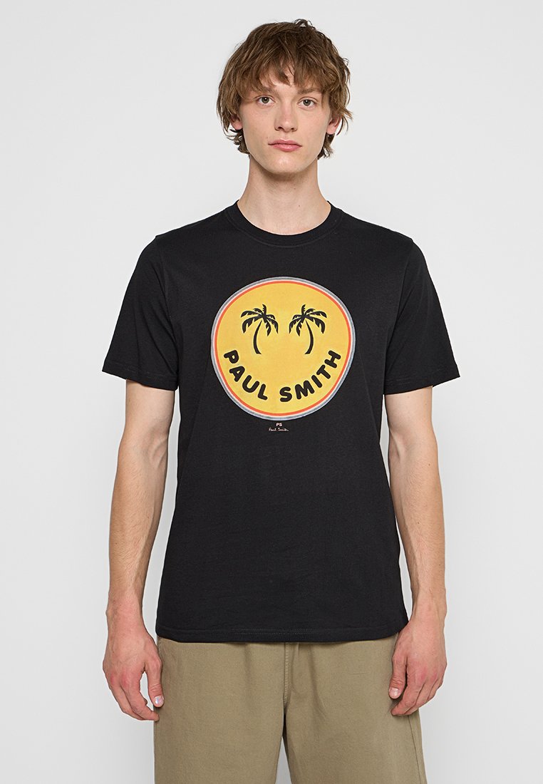 Schwarzes Baumwoll-T-Shirt mit einem runden Grafikdesign auf gelbem Hintergrund, Palmen und dem Schriftzug "PAUL SMITH" in Schwarz. Kurze Ärmel, Rundhalsausschnitt.