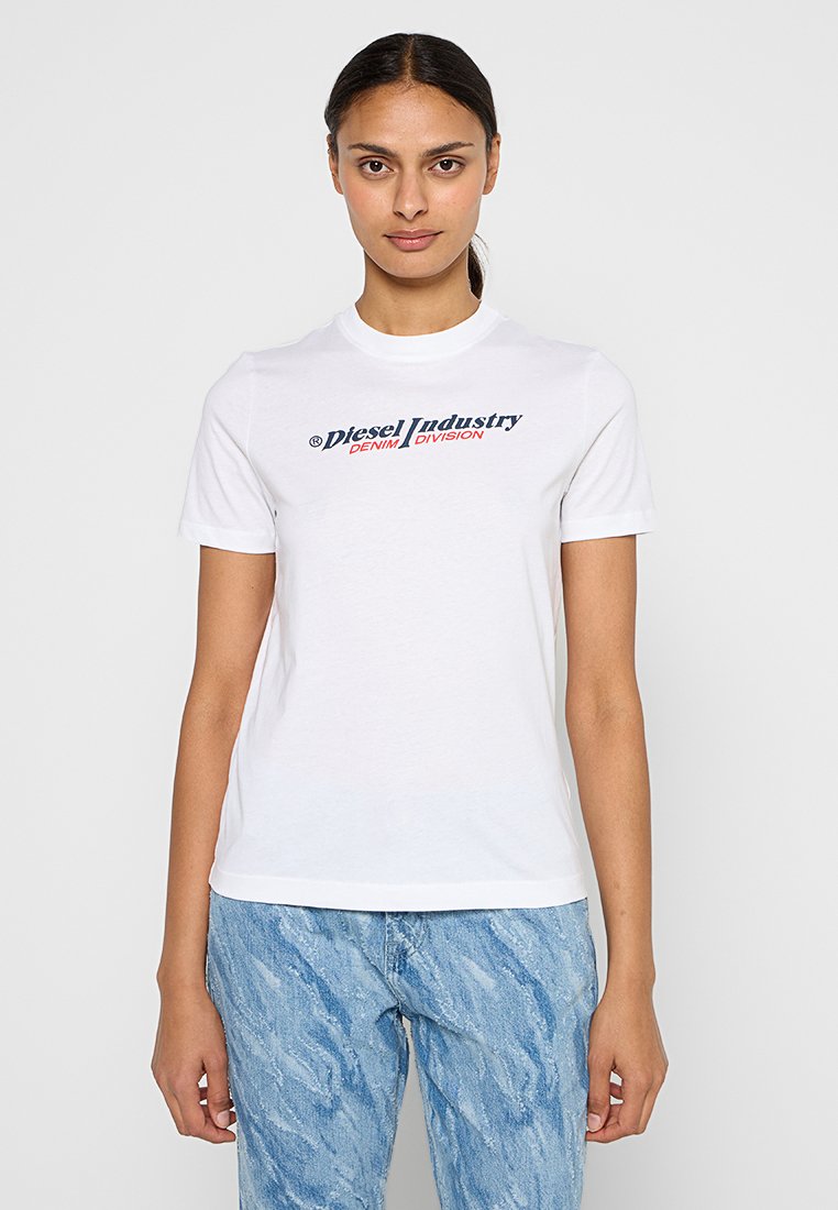 Weißes Baumwoll-T-Shirt mit einem grafischen Logo in blauer und roter Schrift. Kurzärmlig, mit Rundhalsausschnitt und taillierter Passform.