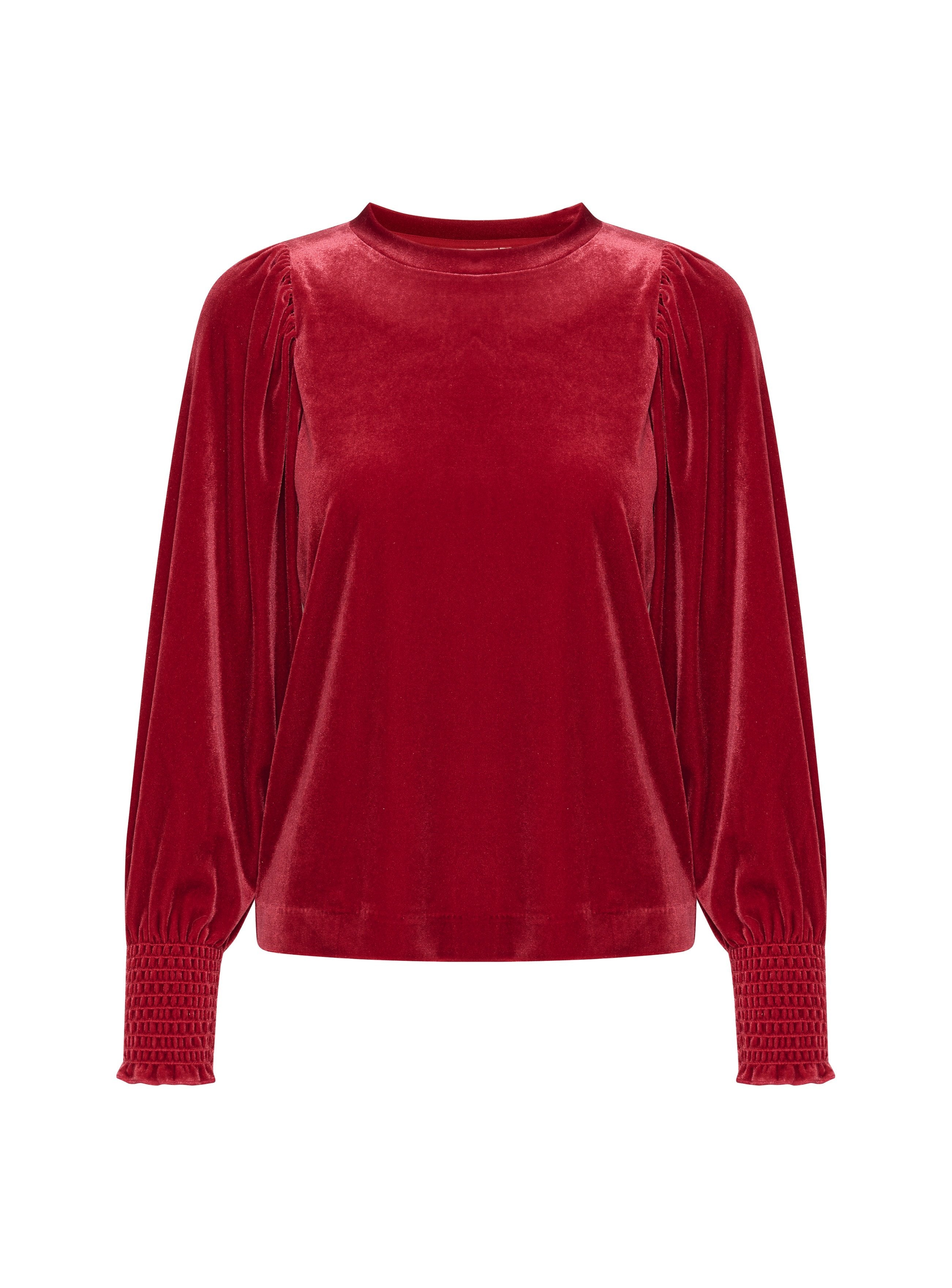 Rote Samtbluse mit langen Ärmeln, hohem Kragen, gerafften Schultern und gesmokten Manschetten. Die glatte Textur verstärkt die satte Farbe.