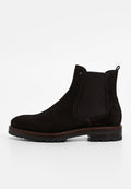 Schwarzer Chelsea-Stiefel aus Wildleder mit elastischen Seitenteilen, einer Zuglasche und einer robusten Gummisohle mit einem Detail aus Holz in der Zwischensohle.