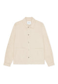 Hellbeige Jacke aus strukturiertem Stoff. Mit spitzem Kragen, durchgehender Knopfleiste vorne und zwei großen Fronttaschen.