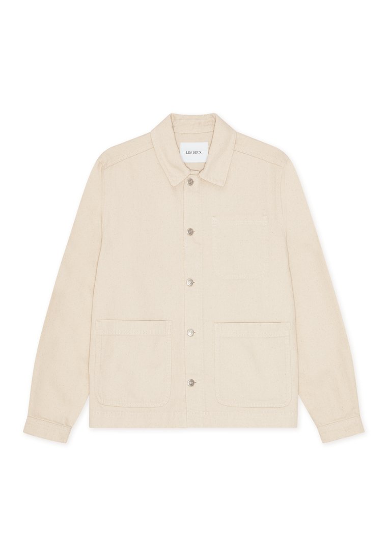 Hellbeige Jacke aus strukturiertem Stoff. Mit spitzem Kragen, durchgehender Knopfleiste vorne und zwei großen Fronttaschen.