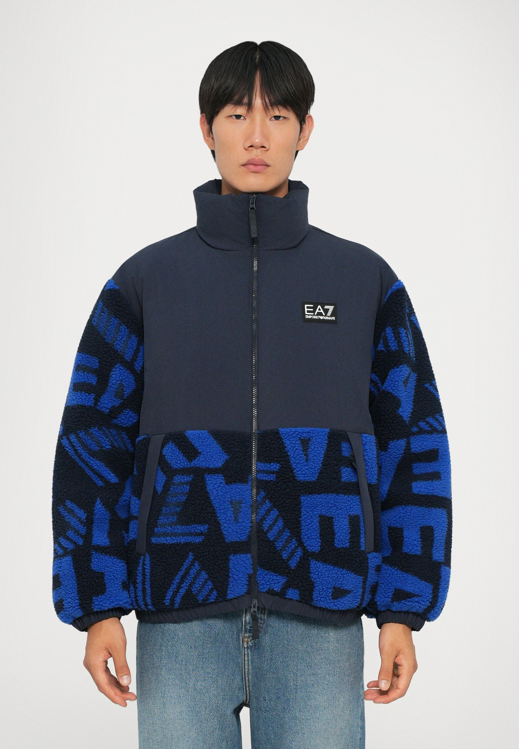 MOUNTAIN JACKET LOGO Media 3