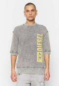 Grauer Ripp-Pullover mit gelbem "DIESEL"-Text, kurzen Ärmeln, Rundhalsausschnitt und sichtbaren Nähten. Baumwoll-Mix-Stoff mit Struktur.