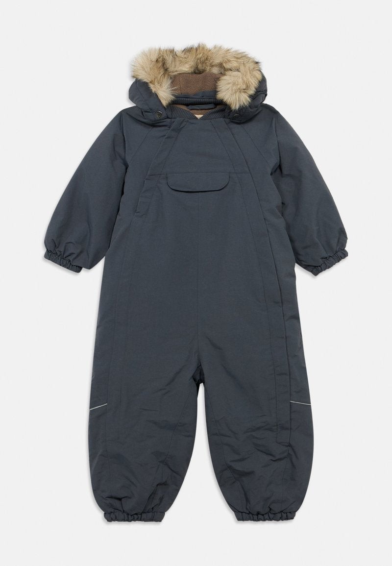 Dunkelgrauer gepolsterter Schneeanzug mit einem Kapuze mit Fellbesatz, elastischen Bündchen, einer Fronttasche und reflektierenden Akzenten an den Beinen.