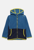 Blau-dunkelblaue Fleecejacke mit Kapuze, durchgehend gelber Reißverschluss, gelbe Einfassung an Taschen, Bündchen und Kapuzenrand, CMP-Logo auf der Brust.
