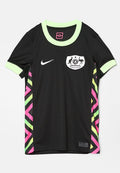 Schwarzes Nike-Trikot mit grünem Kragen und Ärmeln, ausgestattet mit einem weißen Australien-Emblem und einem gezackten rosa und grünen Muster an den Seiten.