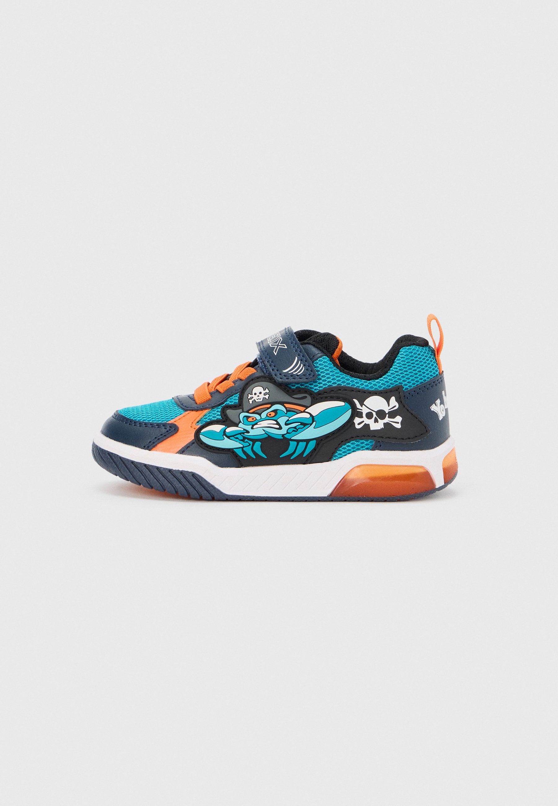 Blauer und schwarzer Sportschuh mit orangefarbenen Akzenten, mit Krabben-Grafik und Totenkopf-Design, Klettverschluss und strukturiertem Profil.